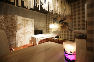 Massageliege in warm beleuchteten Raum und gemütlicher Atmosphäre