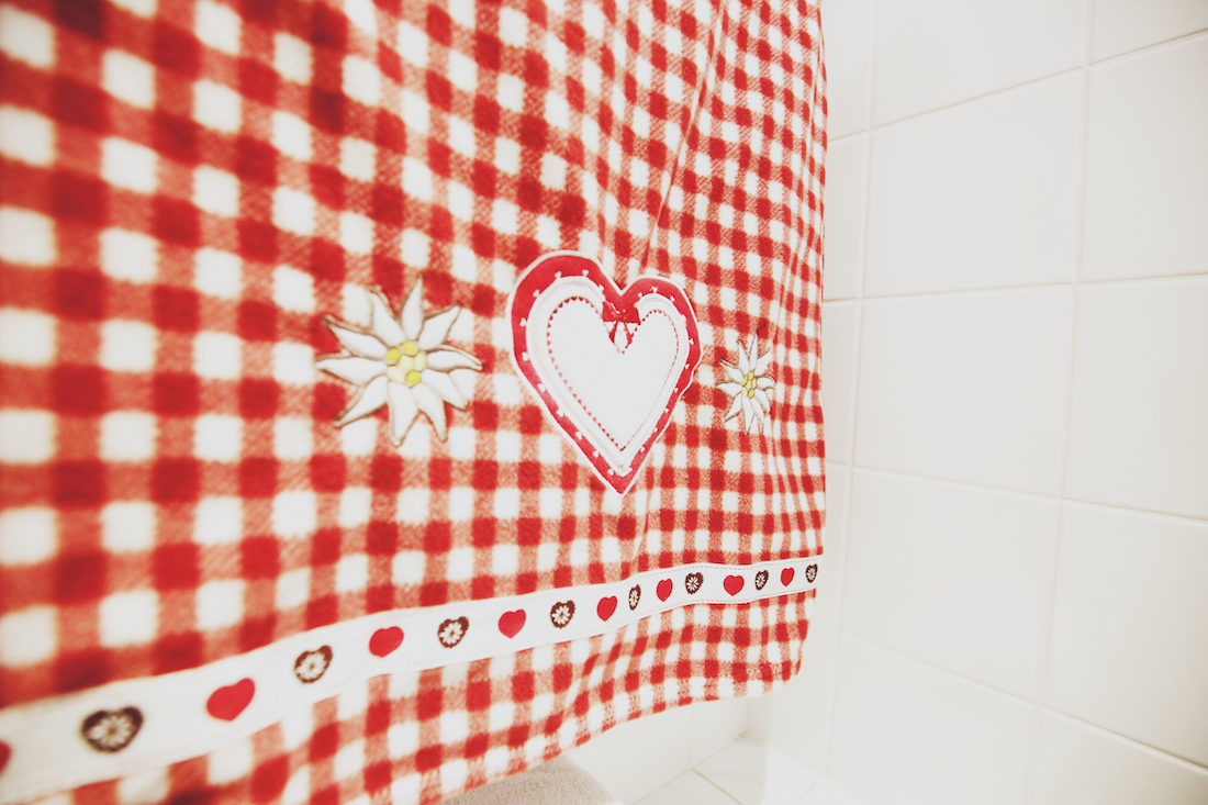 Rotes bayrisches Tuch mit Herzen und Blümchen