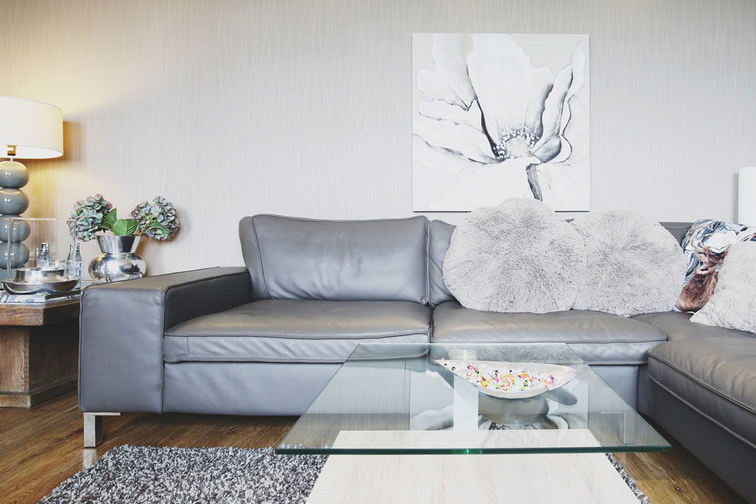 Graußes großes Eck-Ledersofa mit Glastisch