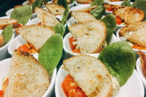 Kleine weiße Schälchen mit gebratenem Brot, Tomate und Kräuterbutter