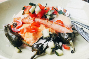 Fischgericht mit Gurke, Tomaten und gebratener Pepperoni