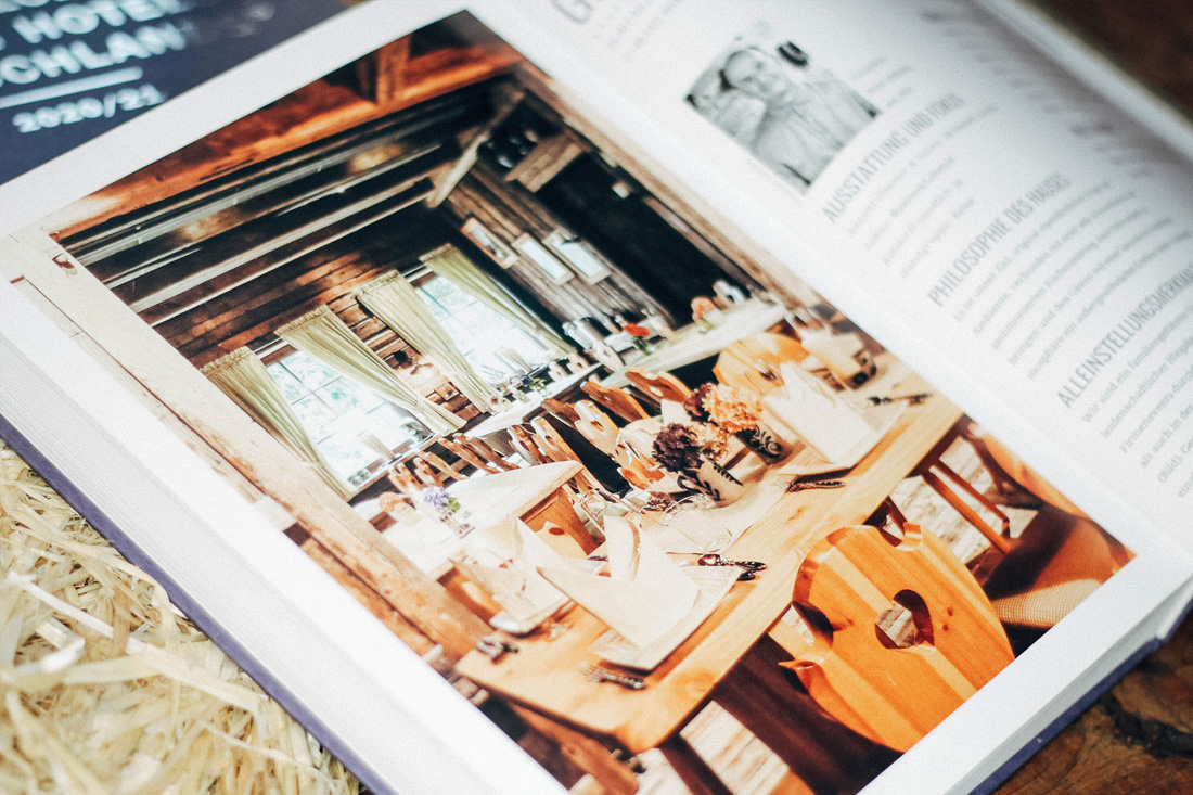 buch3 Nahaufnahme eines Buchs, in welchem das Hotel Sportalm Gipfelglück veranschaulicht wird