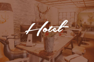 Rezeption Hotel Sportalm mit weißer Schrift "Hotel" in der Mitte