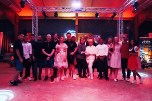 Sportalm Gipfelglück Team in einer beleuchteten Tanzhalle