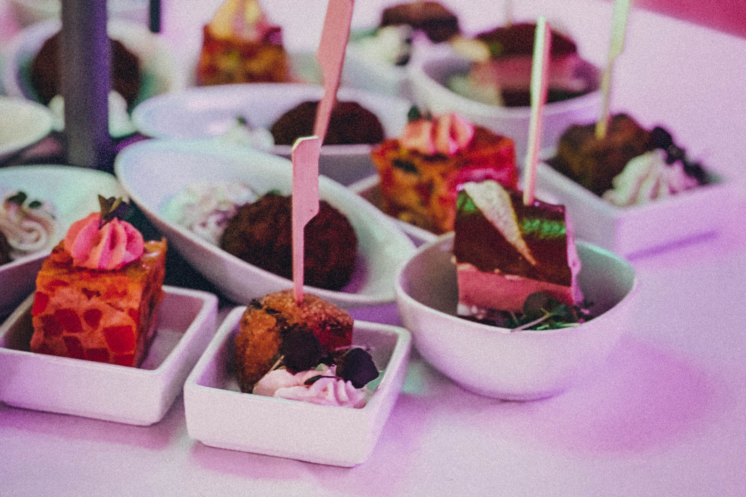 Kleine Desserts mit Holzpicker