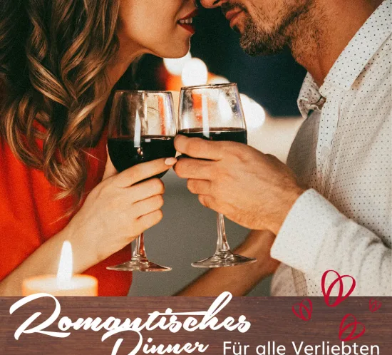 Pärchen kurz vorm Küssen mit gefüllten Weingläsern in den Händen