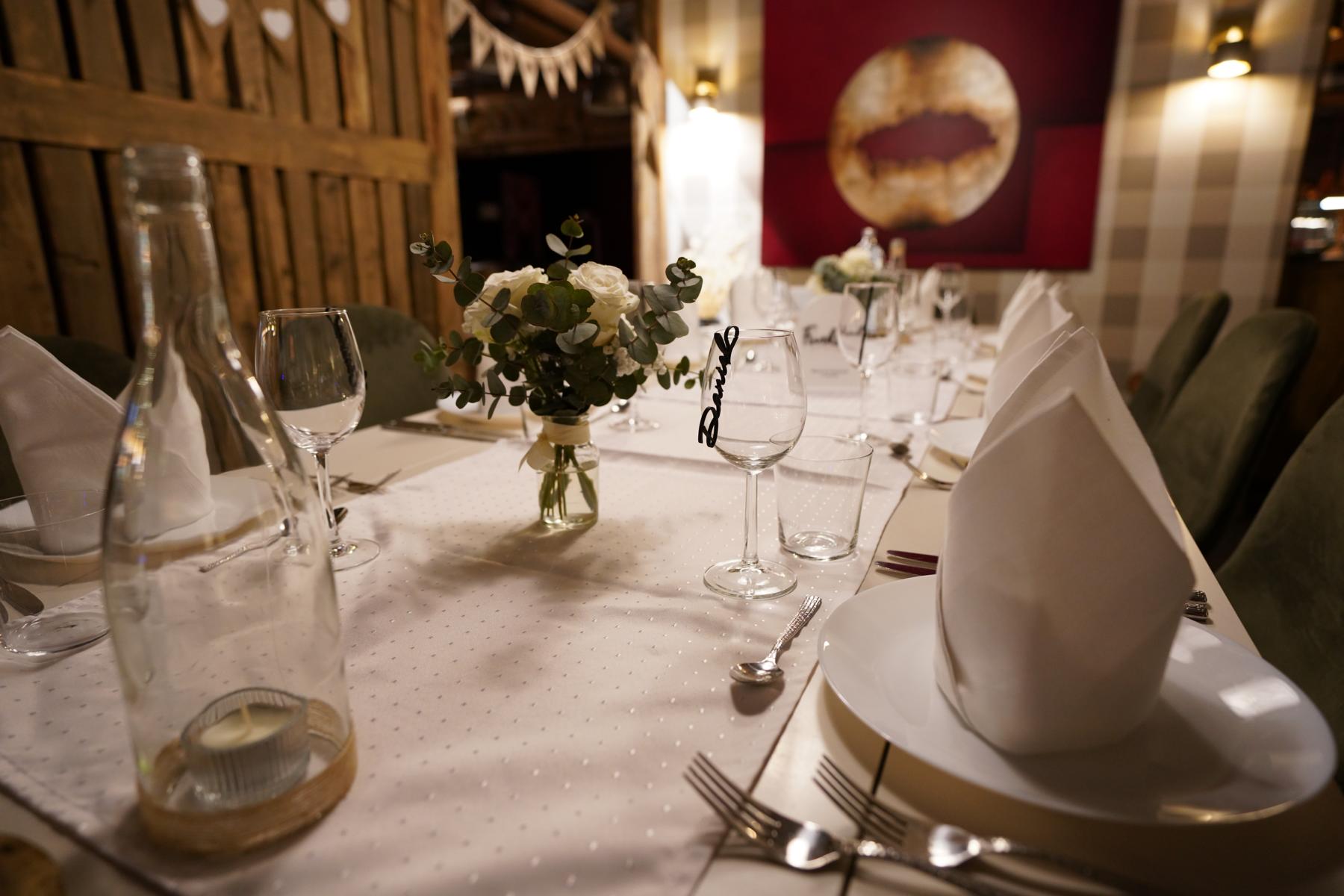 Festlich eingedeckte Hochzeitstafel in der Gaudistube