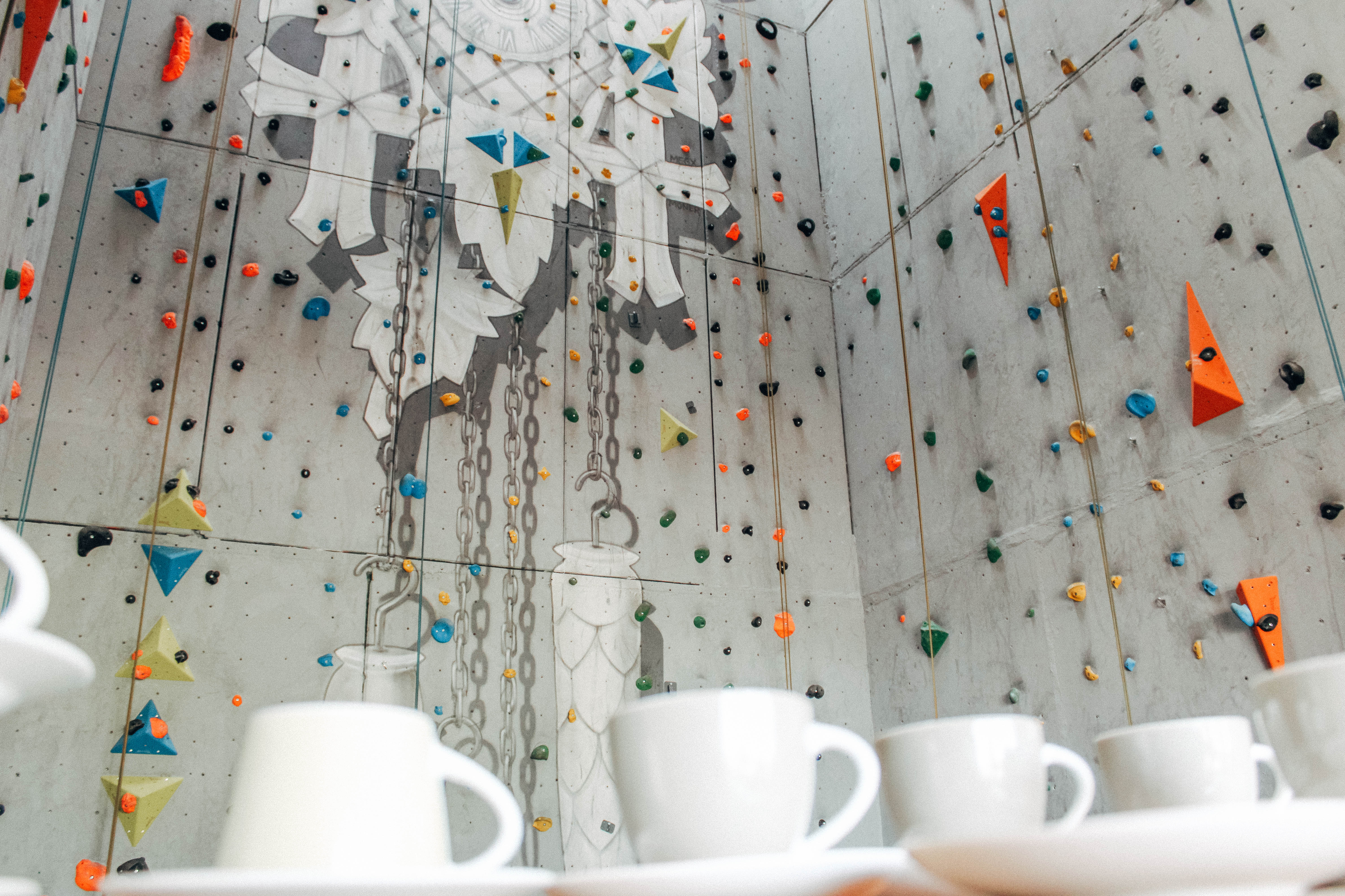 Kaffeepause mit Blick auf die Kletterhalle