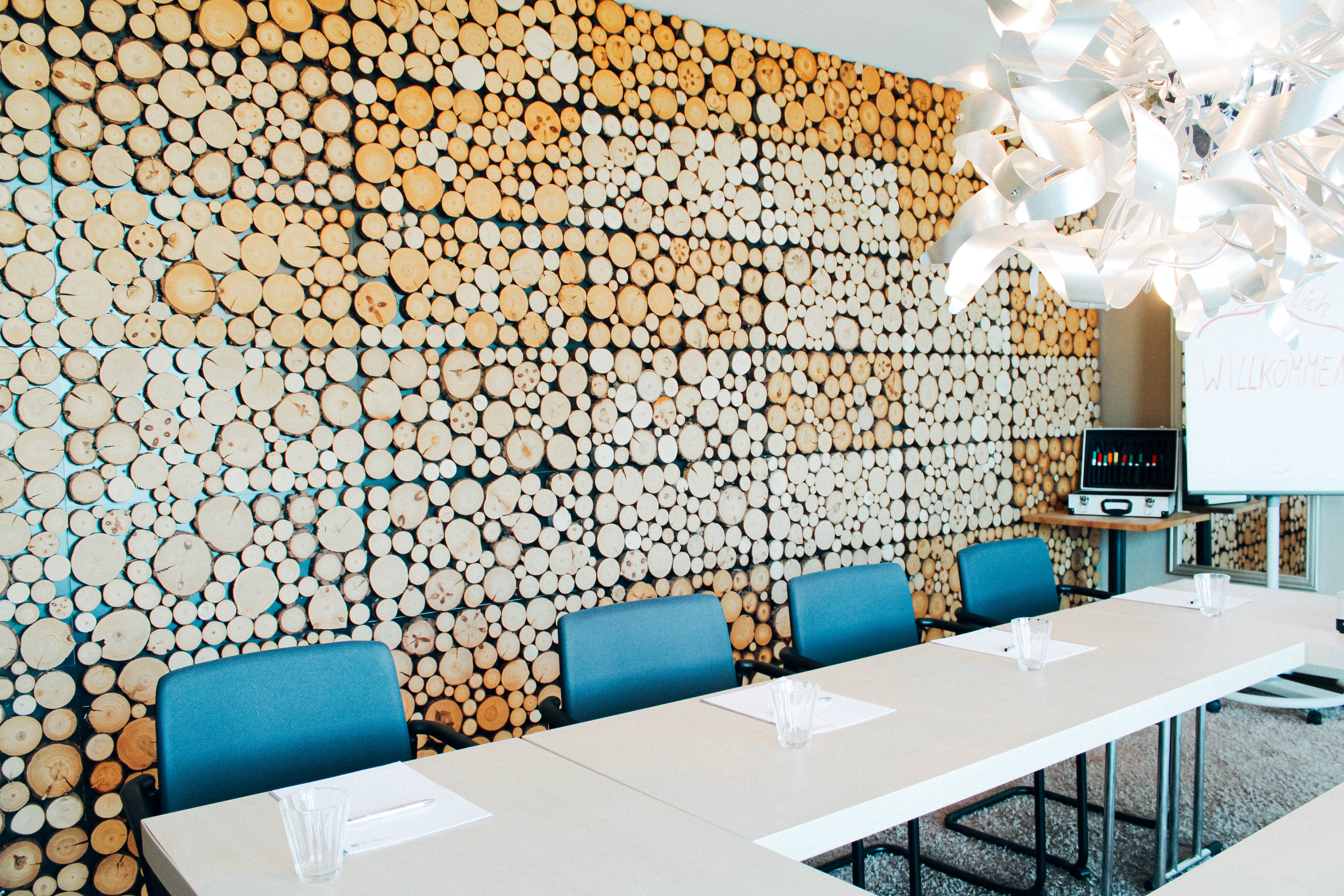 Vorbereiteter Tagungsraum mit heller Holzwand