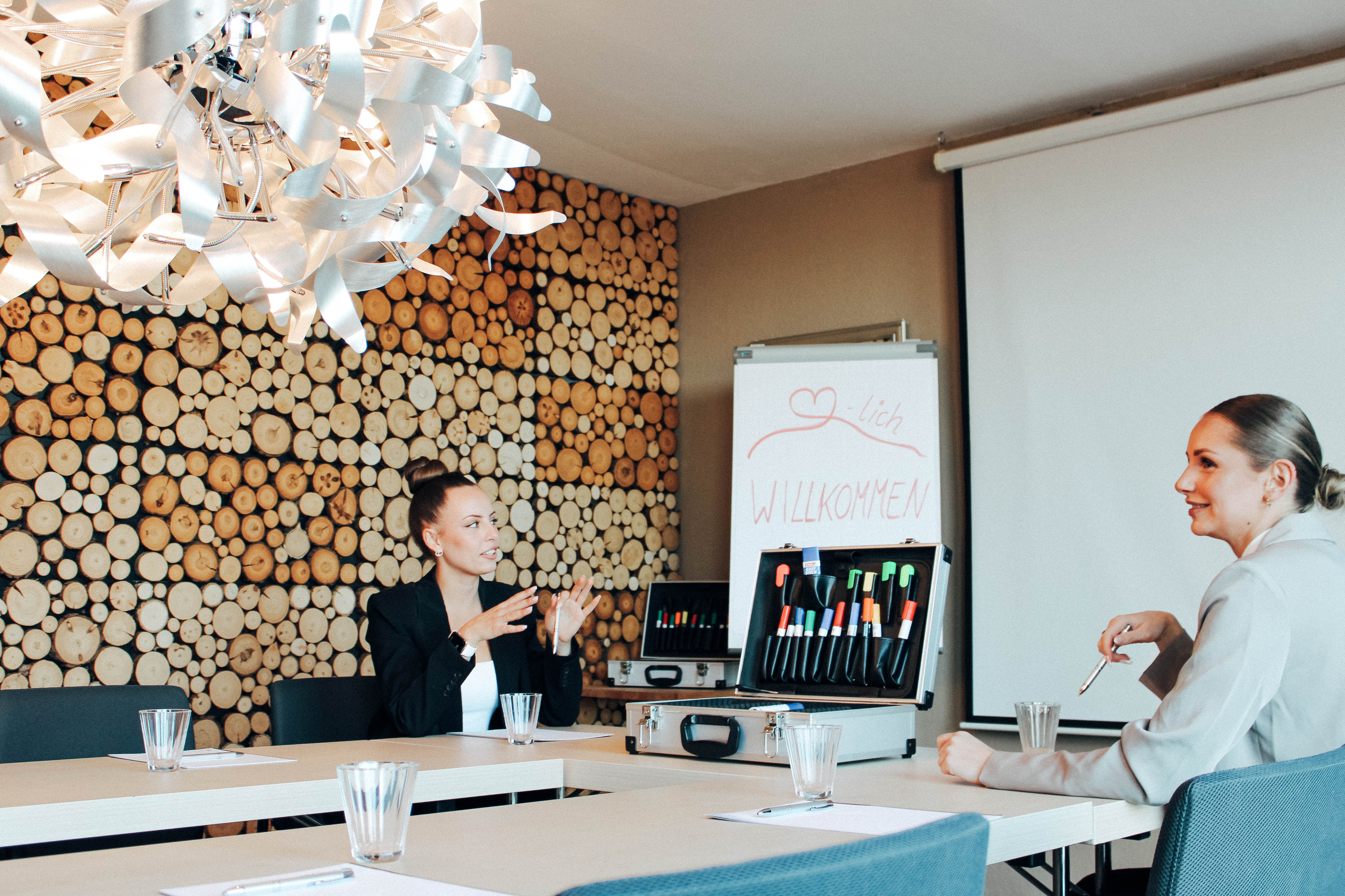 Workshop in einem Tagungsraum mit natürlicher Holzwand