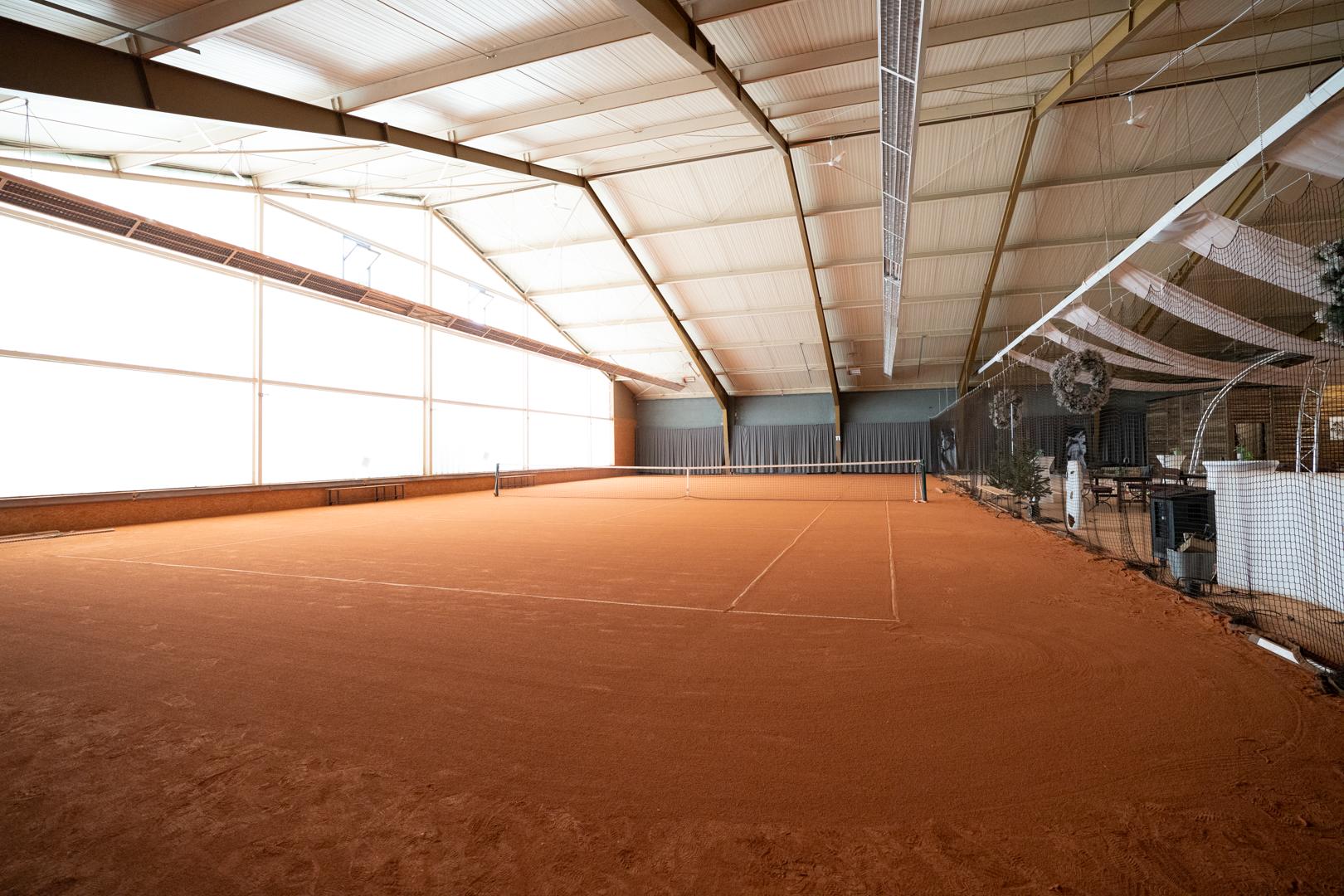 Indoor-Tennisplatz der Sportalm Gipfelglück