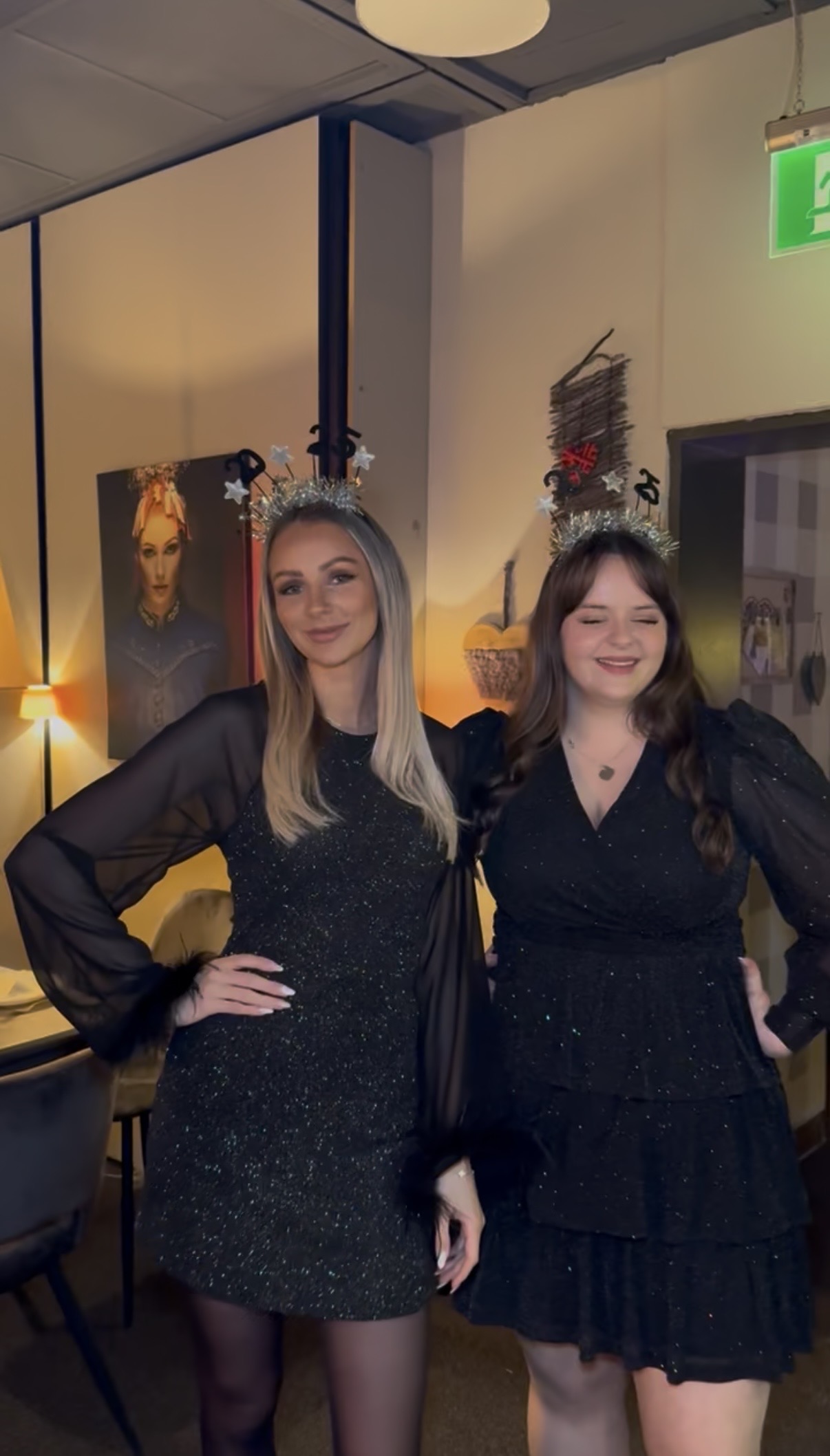 Zwei Gäste bei der Silvesterfeier in der Sportalm